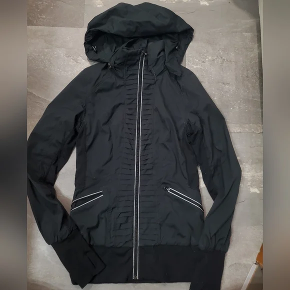 Lululemon Run: Back On Track Long Sleeve Jacket. Black. Hood. Size 4. - Picture 4 of 13